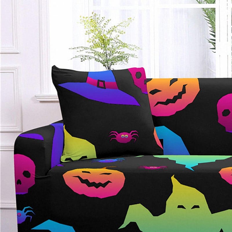 Deux housses de coussin extensibles motif Halloween sur canapé
