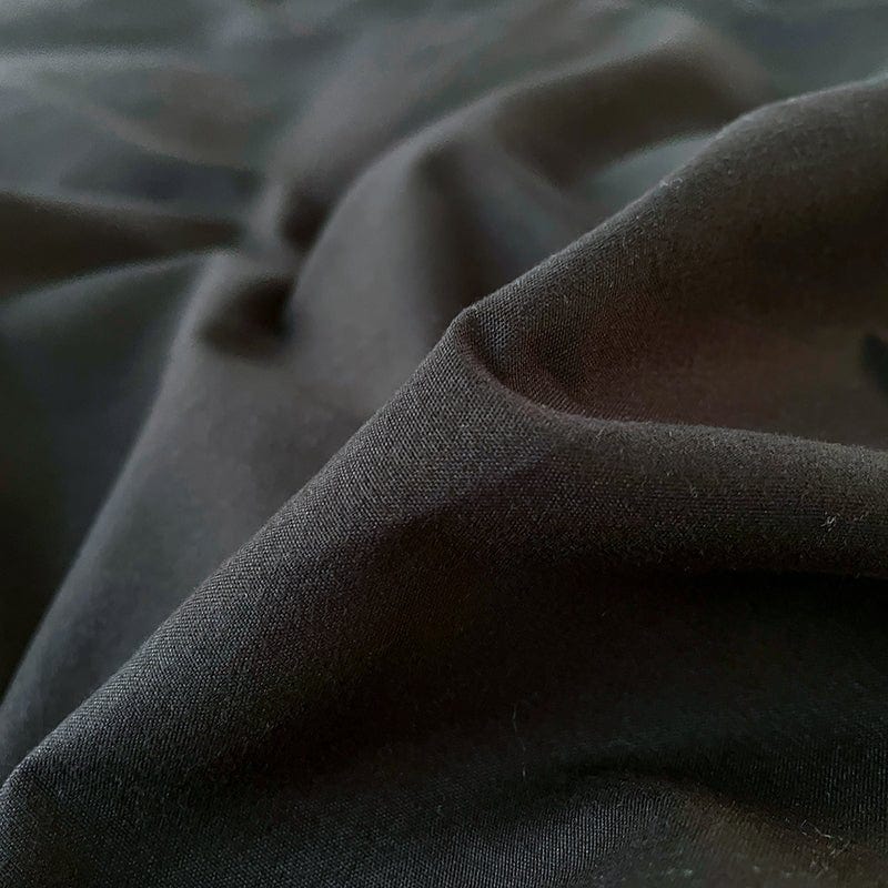Housse de couette noire montrant sa durabilité
