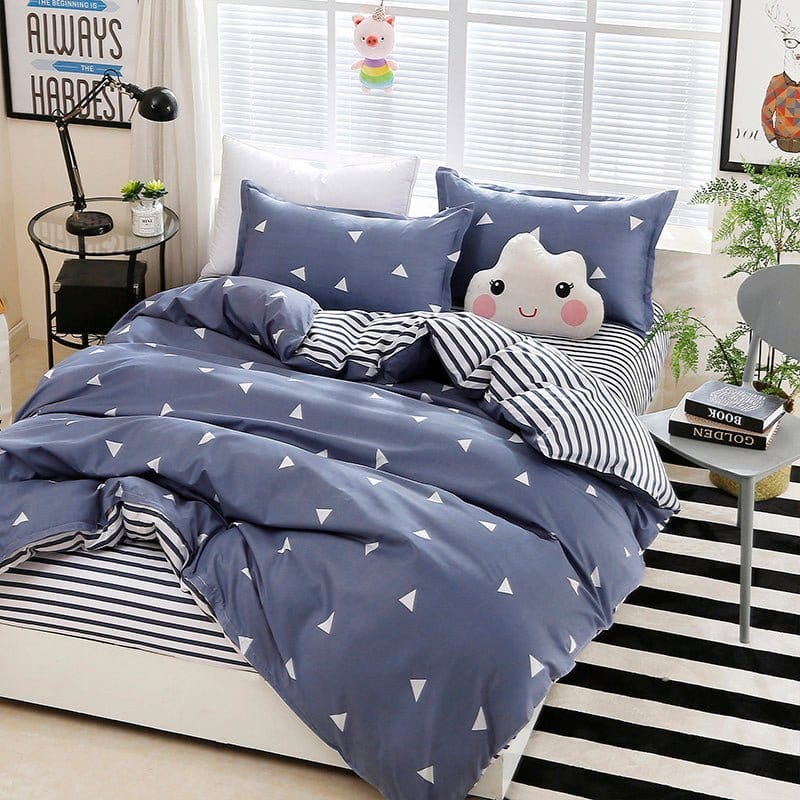 Housse de couette en polyester sur un lit, vue de face