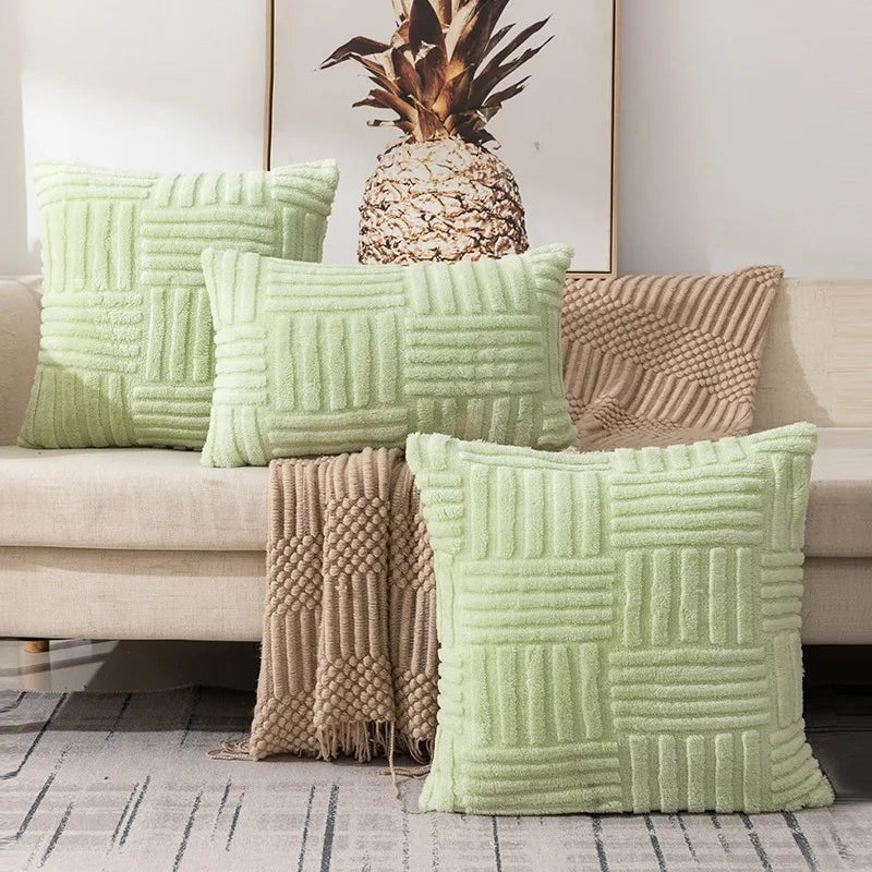 Housse de coussin verte sur canapé beige