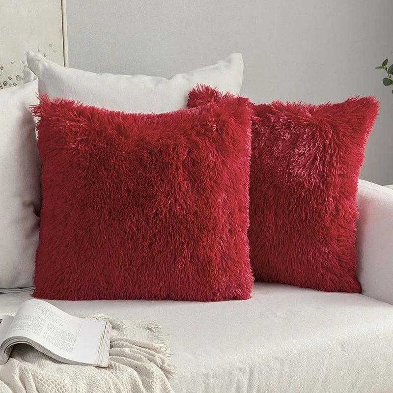 Housse de coussin rouge bordeaux en peluche sur canapé