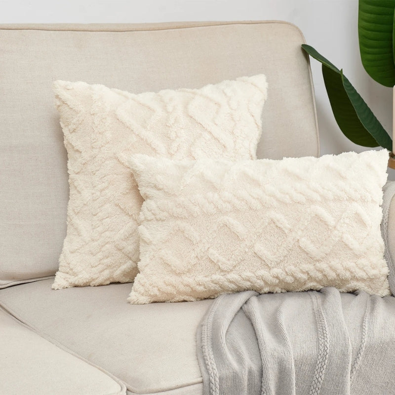 Housse de coussin blanche en Pilou Pilou sur canapé