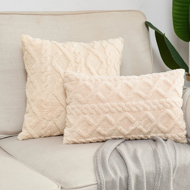 Housse de coussin crème en Pilou Pilou sur canapé