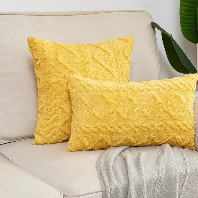 Housse de coussin jaune en Pilou Pilou sur canapé
