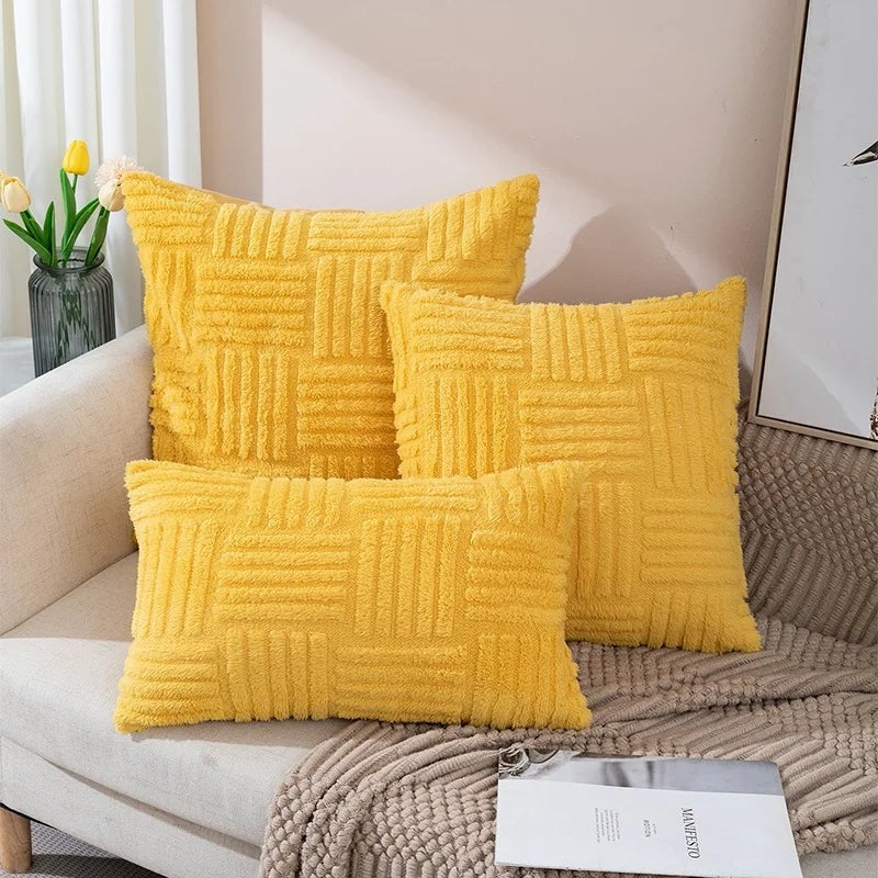 Housse de coussin jaune en tissu doux sur canapé