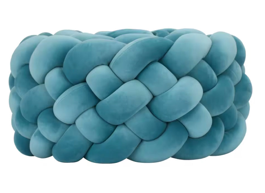 Tresse de lit bleu enroulée sur un fond blanc