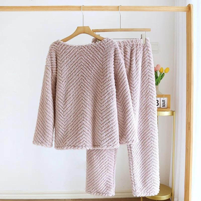 Femme portant un pyjama mauve en Pilou Pilou, vue de face