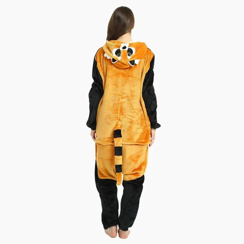 Femme portant une grenouillère panda roux avec capuche
