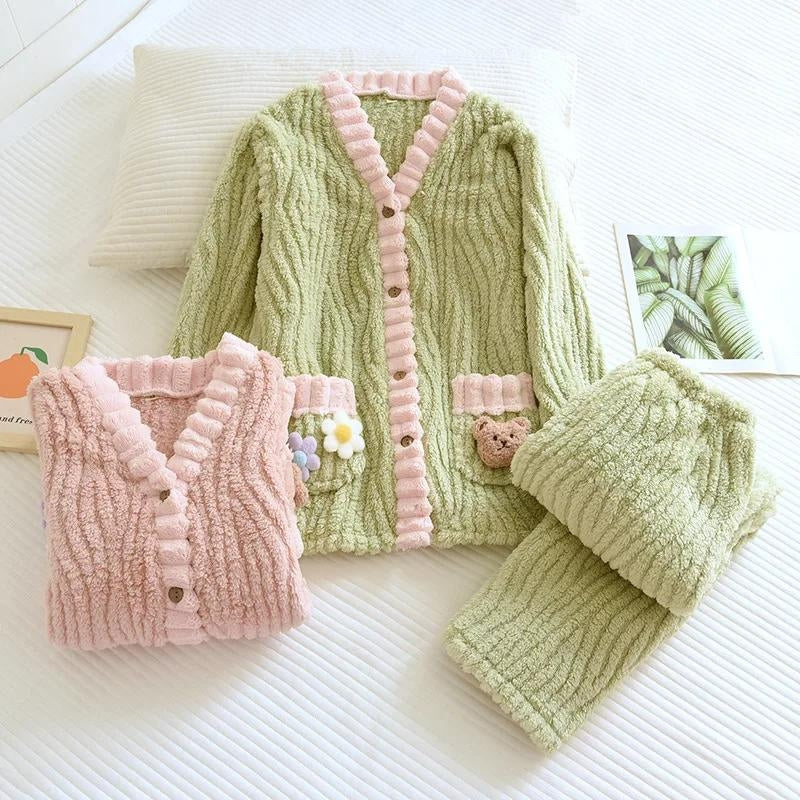 Pyjama vert en molleton avec détails roses, col en V