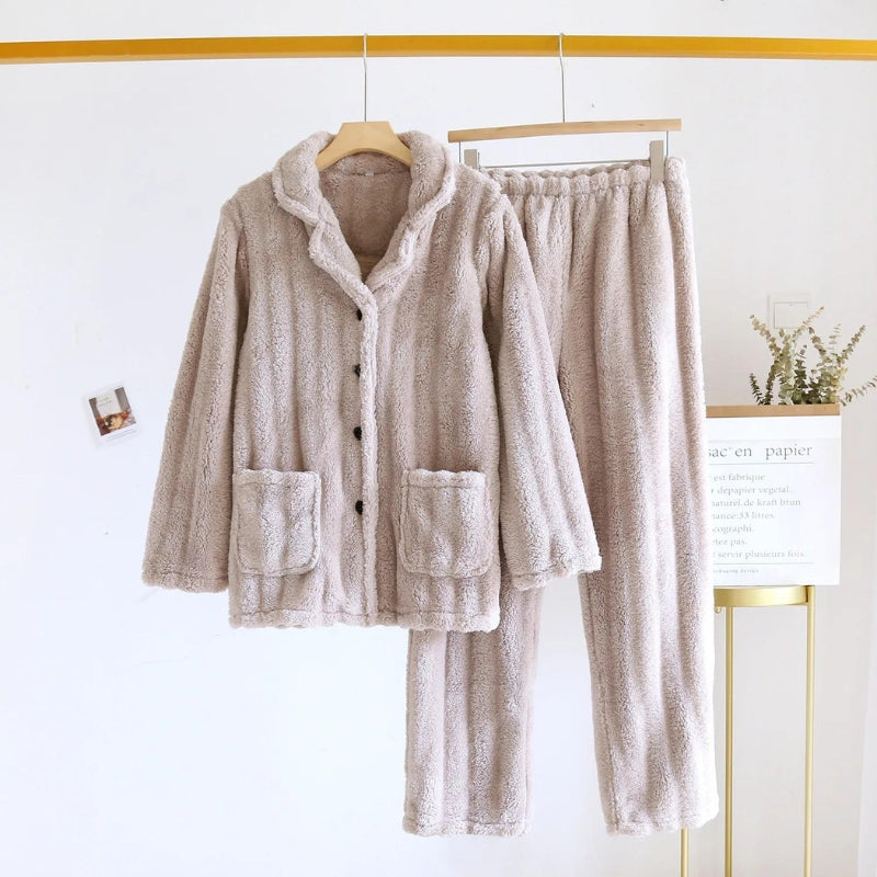 Pyjama femme taupe en peluche avec motifs torsadés
