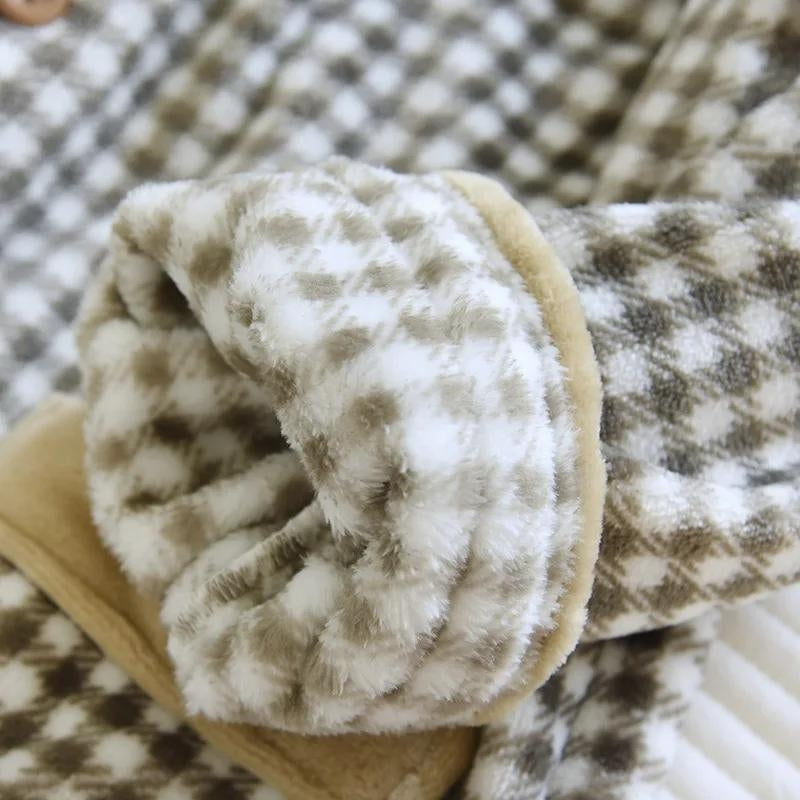 Vue de côté du pyjama polaire homme, col et boutons