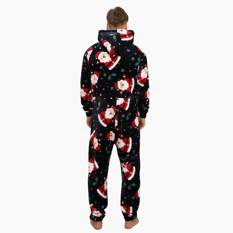 Homme portant une combinaison bleu marine avec motifs festifs