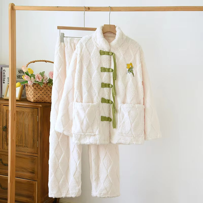 Femme portant un pyjama blanc cassé en Pilou Pilou