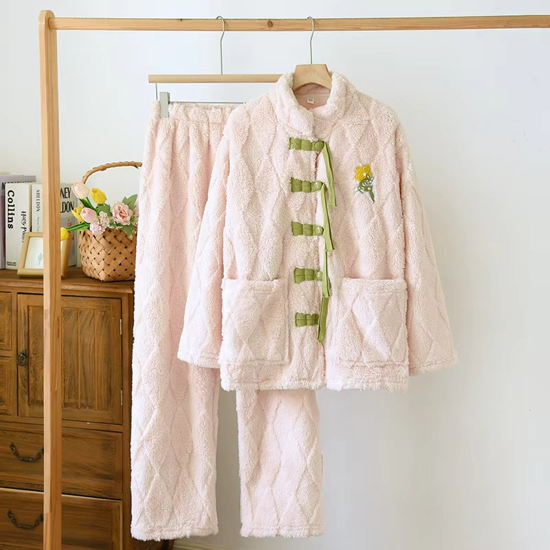 Pyjama rose pâle en Pilou Pilou avec boutons verts
