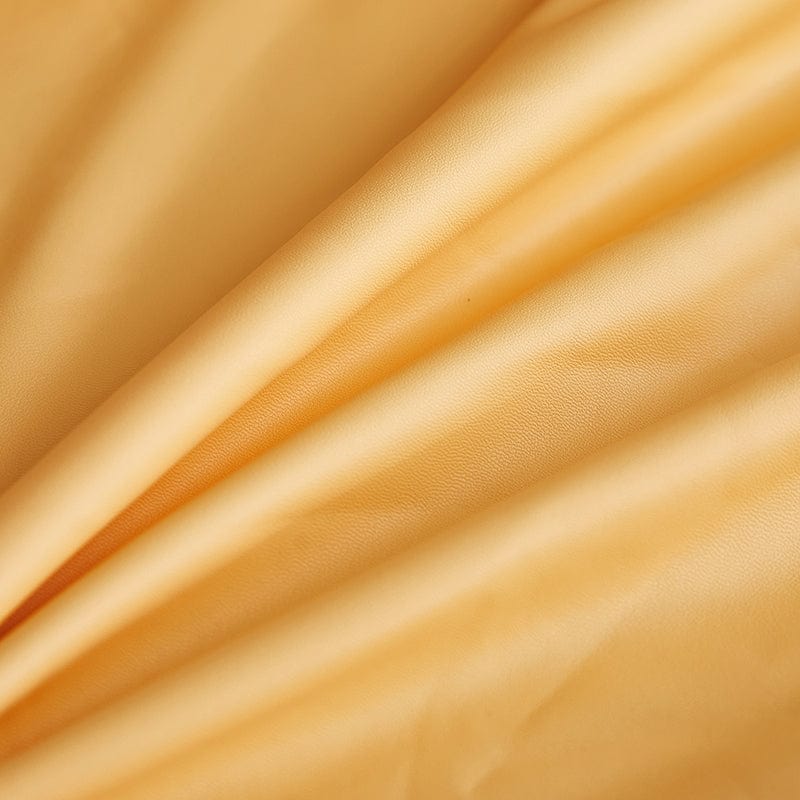 Installation facile de la housse jaune sur un coussin