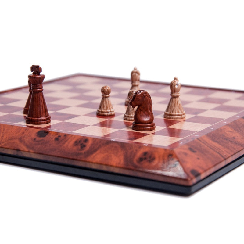 Vue rapprochée du plateau d'échecs en bois poli
