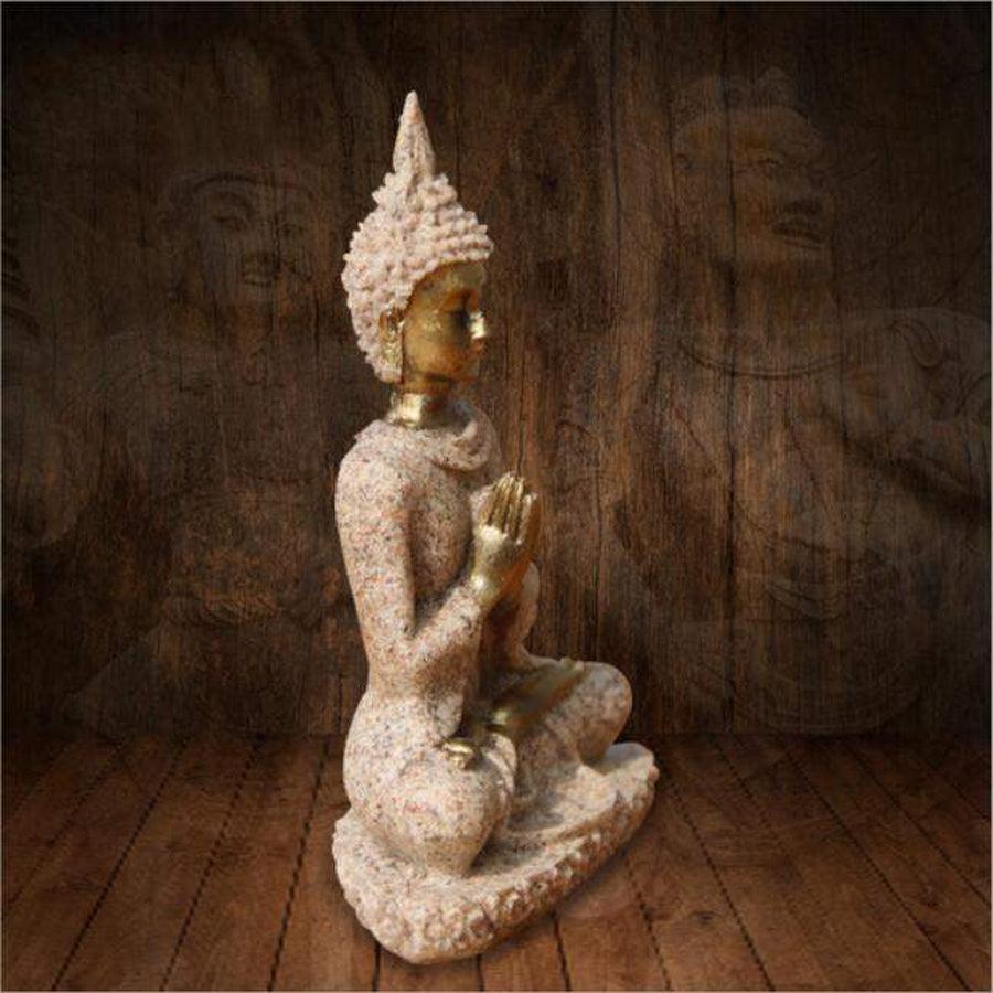 Gros plan sur le visage serein de la statuette Bouddha