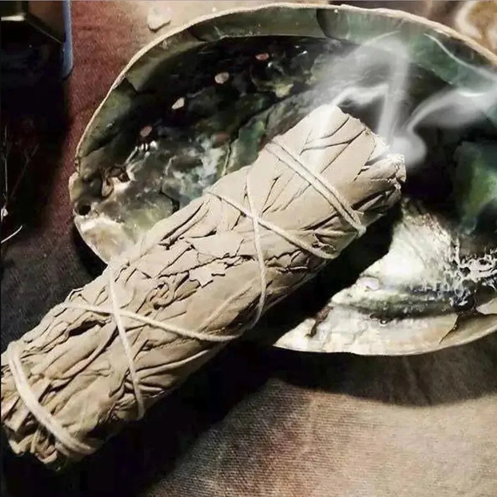 Vue rapprochée des pierres chakras et plume naturelle