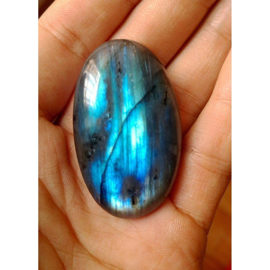Pierre de Labradorite montrant des nuances bleutées et dorées