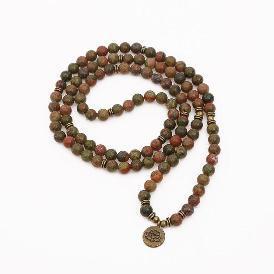 Gros plan sur les perles d'Onyx multicolores du mala