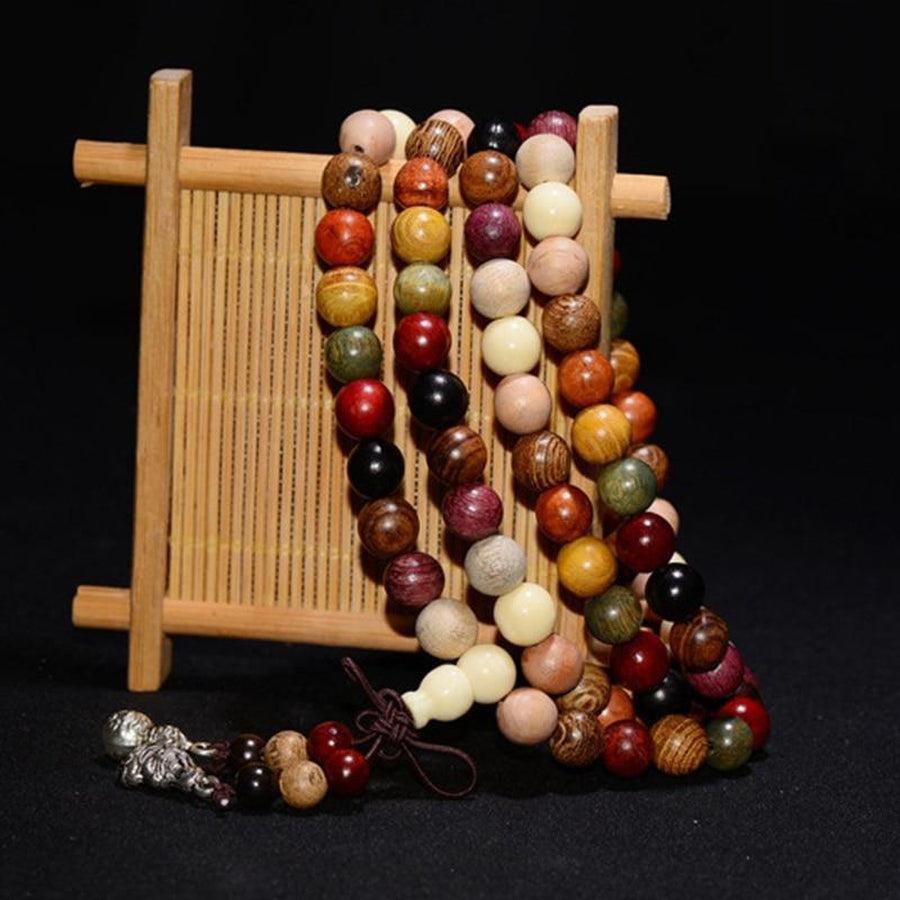 Vue rapprochée des perles en bois de santal du mala