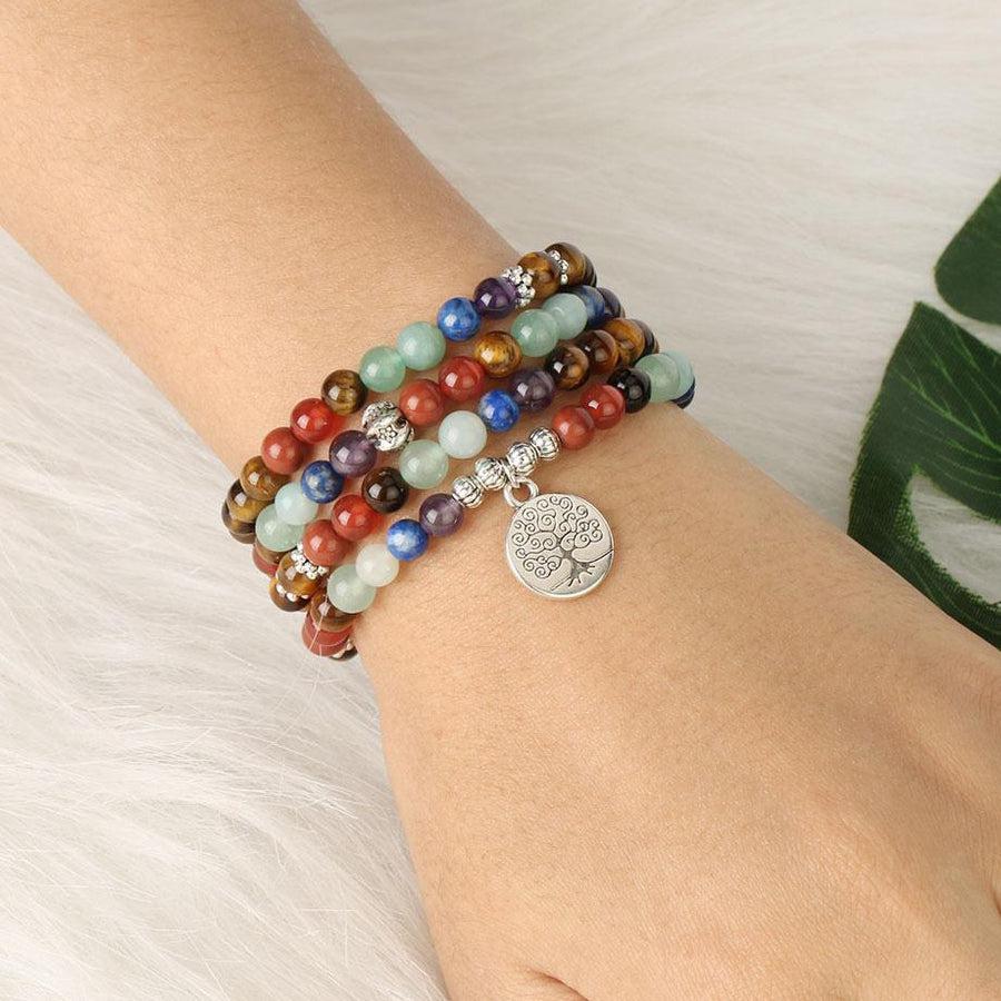 Mala enroulé en bracelet, mettant en valeur les pierres des 7 chakras