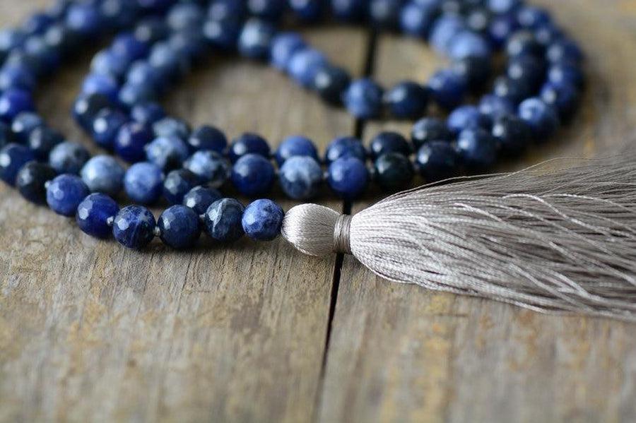 Vue détaillée du gland gris du mala en sodalite