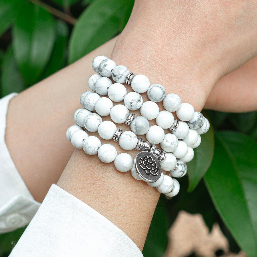 Gros plan sur le symbole de lotus du mala
