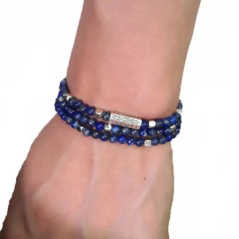 Vue latérale du mala tibétain en Lapis Lazuli
