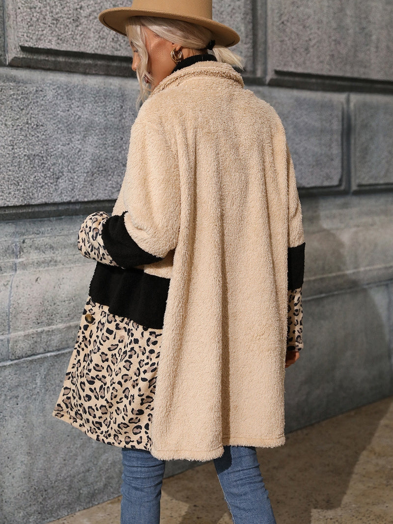 Gros plan sur la texture peluche du manteau beige