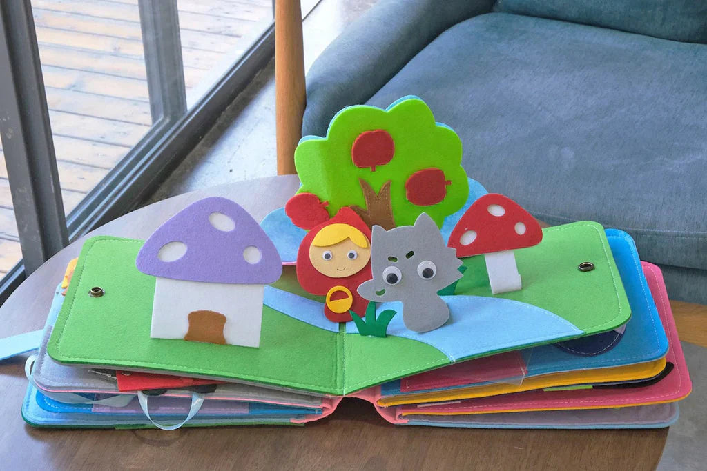 Main d'enfant interagissant avec une page du livre