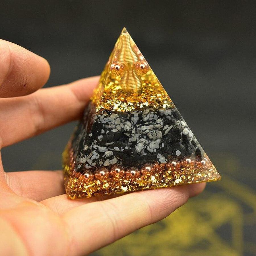 Vue de dessus de la pyramide orgonite avec éclats d'obsidienne