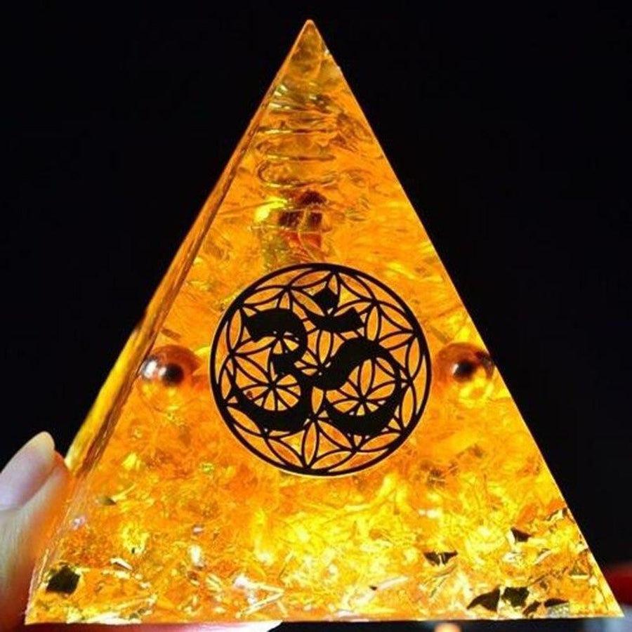 Symbole OM sur une face de la pyramide orgonite