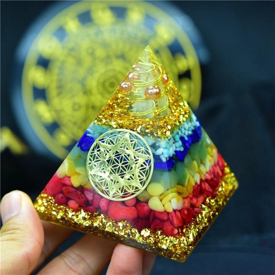 Vue latérale de la pyramide orgonite sur fond neutre