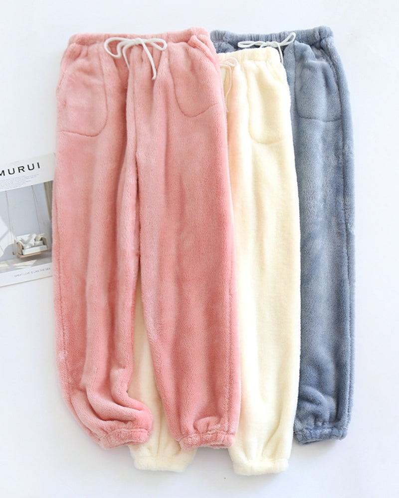 Pantalon de pyjama crème en flanelle sur fond neutre