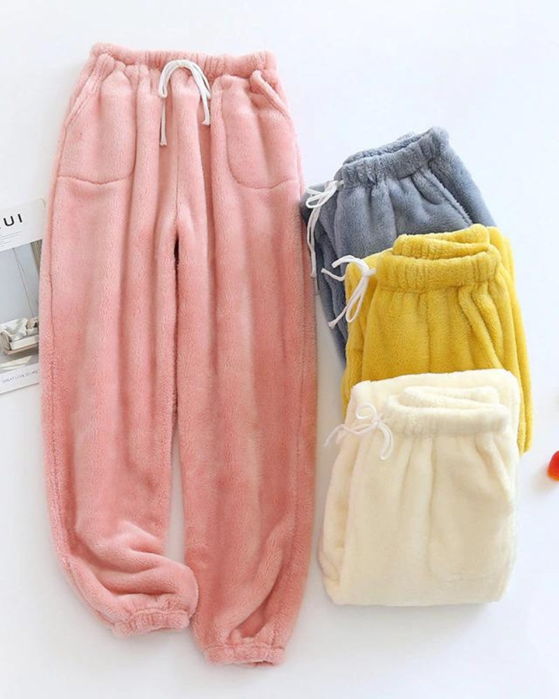 Détail des coutures et finitions du pantalon rose