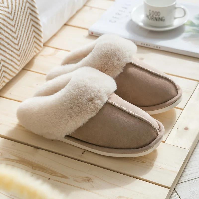 Pantoufles marron en Pilou Pilou sur fond blanc
