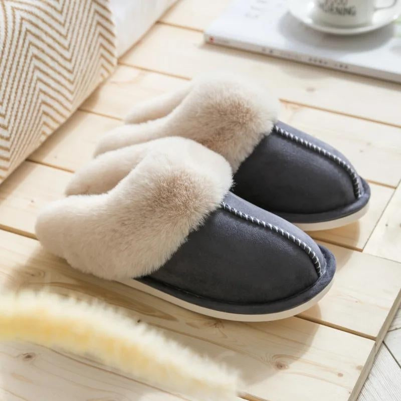 Pantoufles bleu marine fourrées en Pilou Pilou sur fond blanc