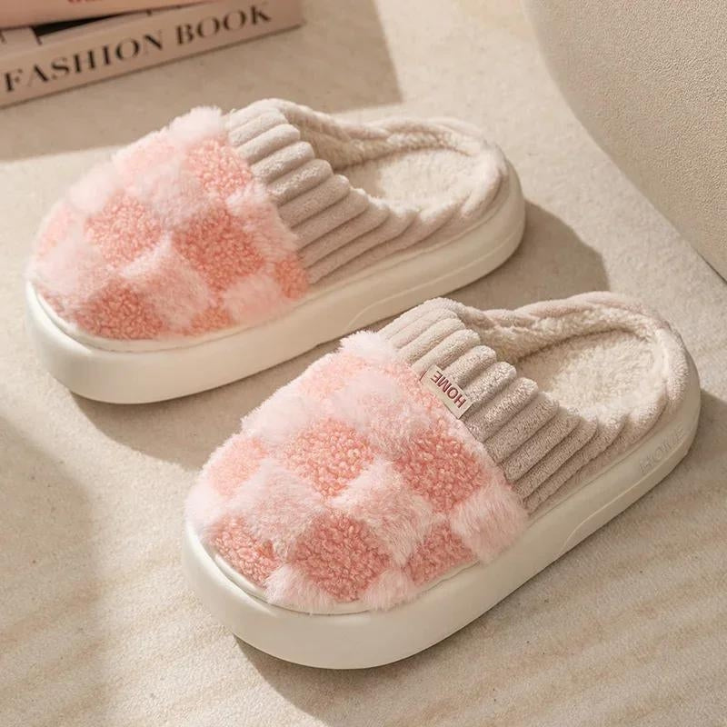 Pantoufles roses à carreaux en peluche douce et chaude