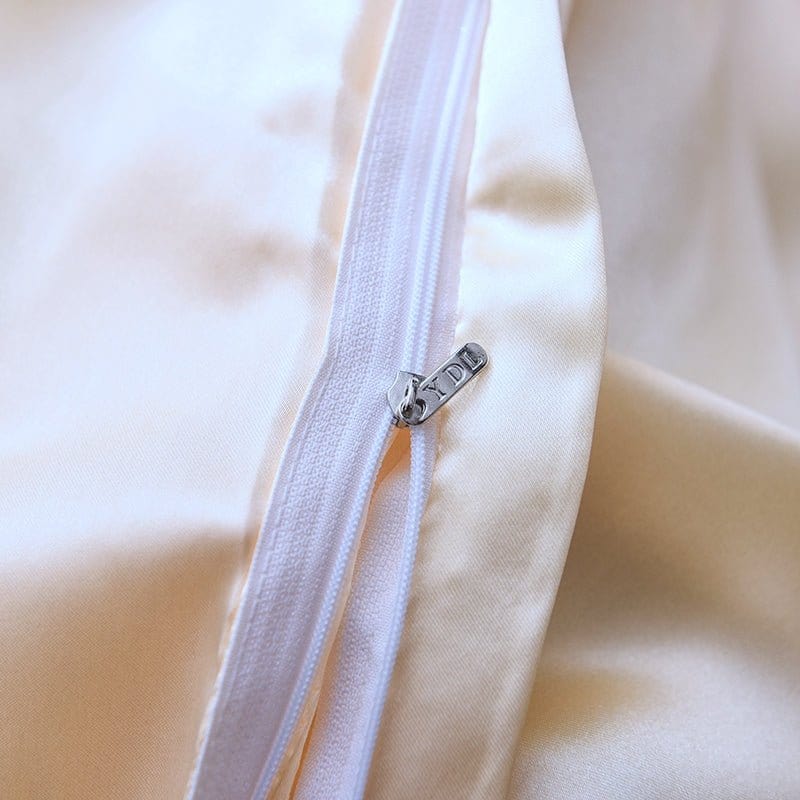 Texture satinée du polyester beige, vue rapprochée