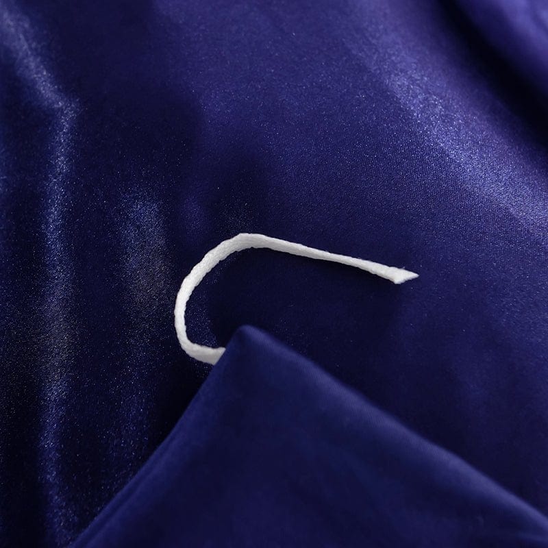 Texture satinée, polyester bleu foncé, vue rapprochée