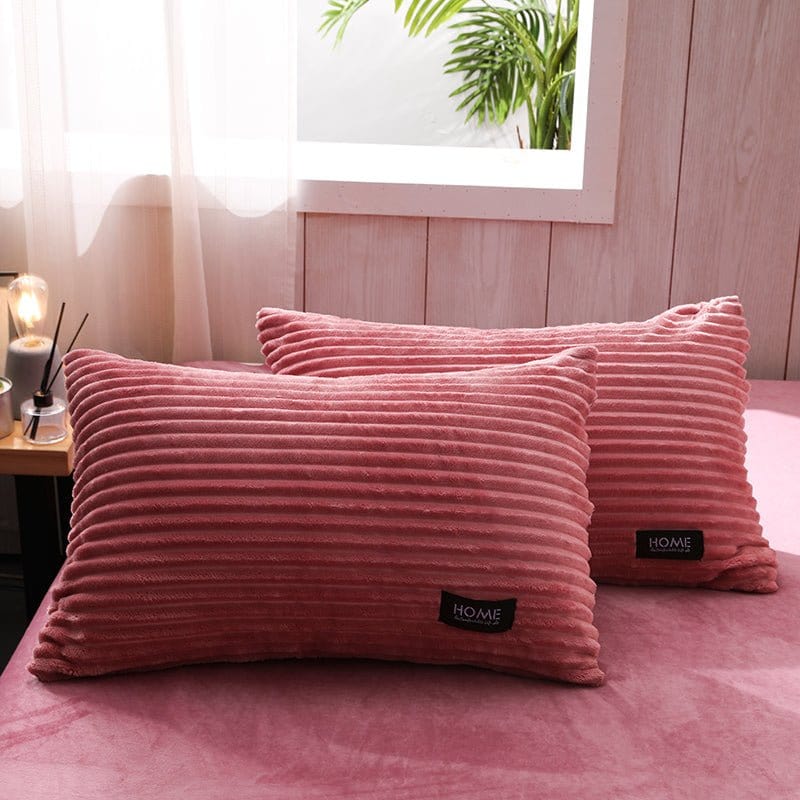 Chambre décorée avec parure de lit en velours rose, style contemporain