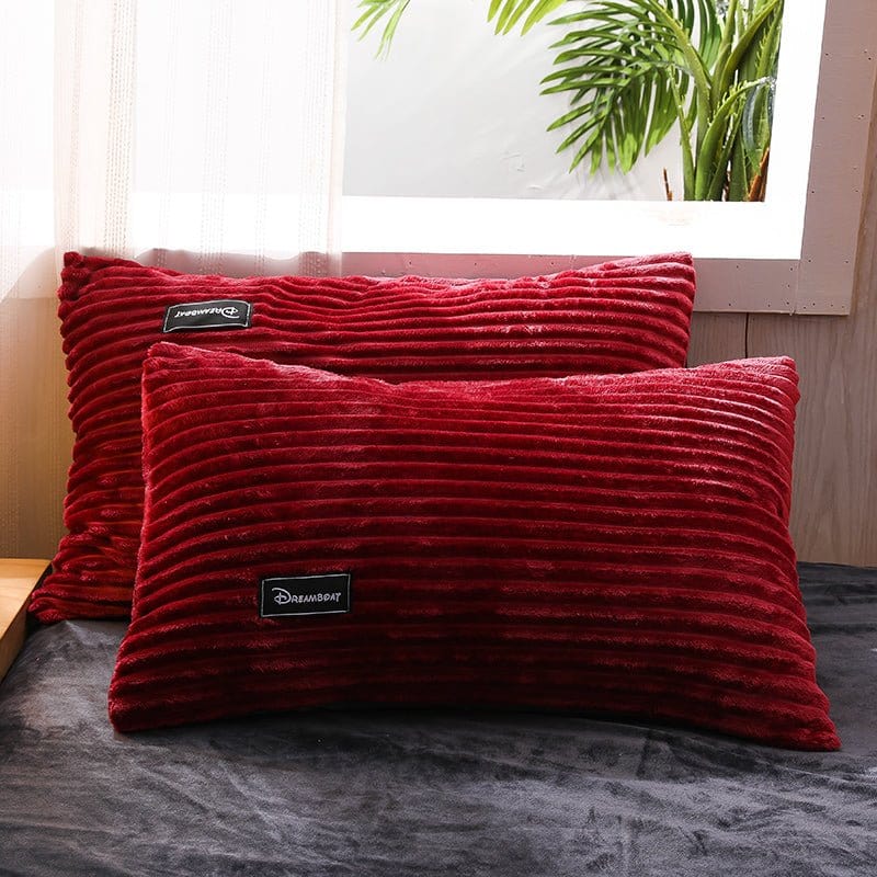 Lit en velours rouge avec drap-housse et taies assorties