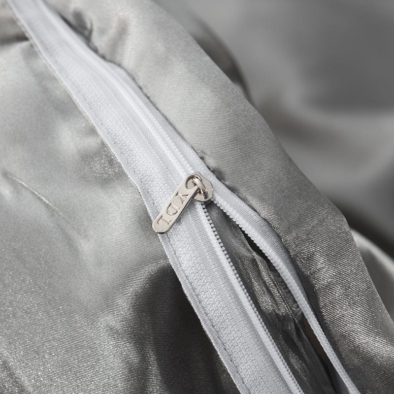 Zoom sur la texture satinée et douce du tissu polyester