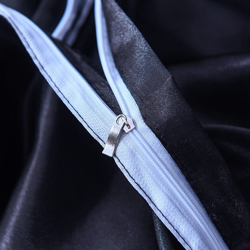 Lit complet avec parure noire, drap et housse assortis