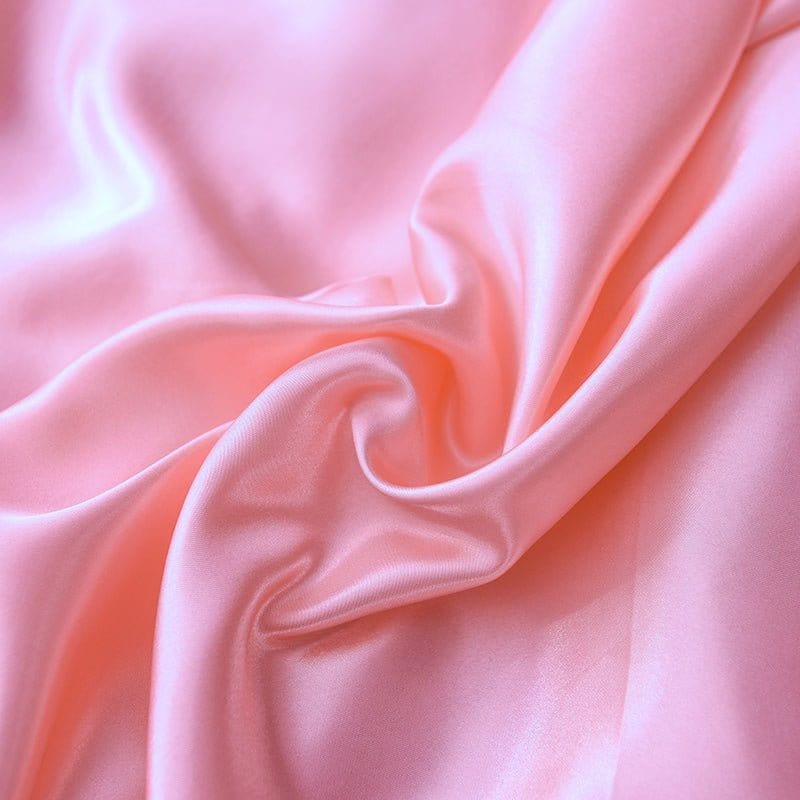 Vue rapprochée de la housse de couette satinée rose