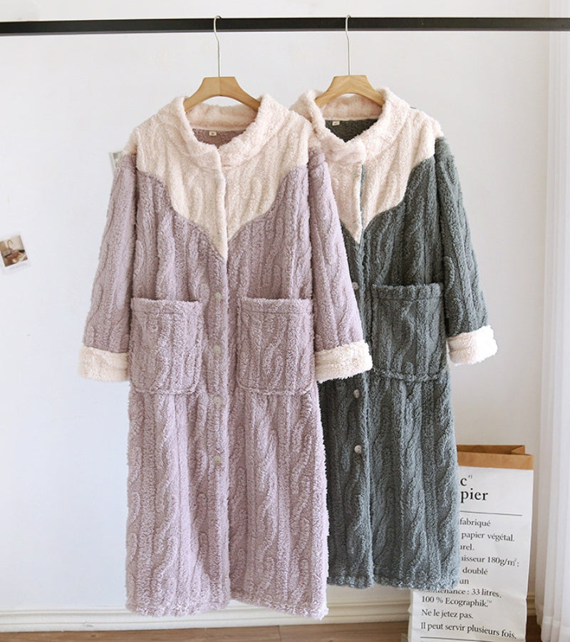 Peignoir vert et blanc avec col rond et boutons