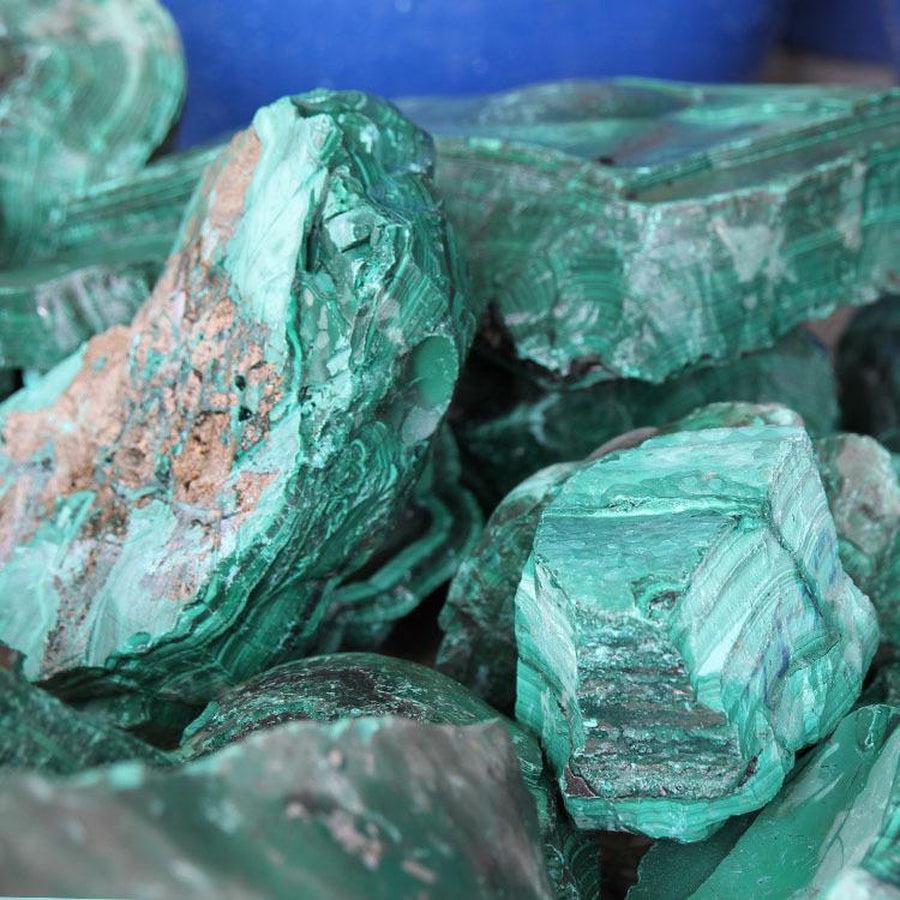 Détail du pendentif malachite révélant ses nuances vertes