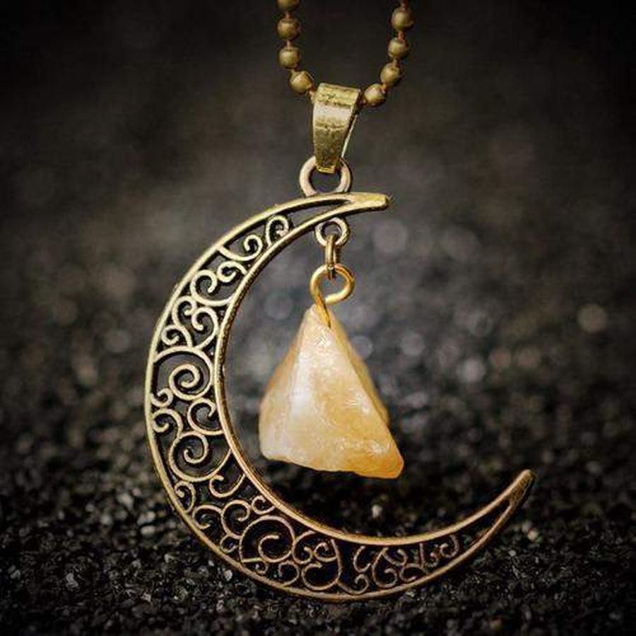 Pendentif demi-lune porté, mettant en valeur le décolleté