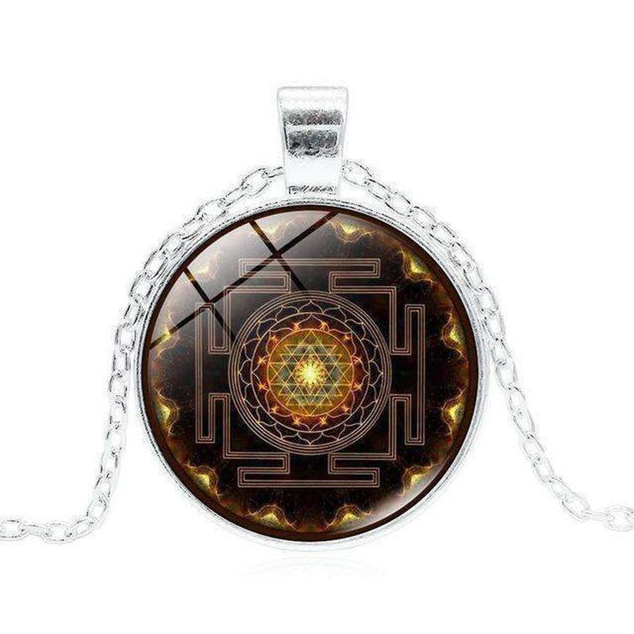 Vue rapprochée du pendentif Sri Yantra en verre poli